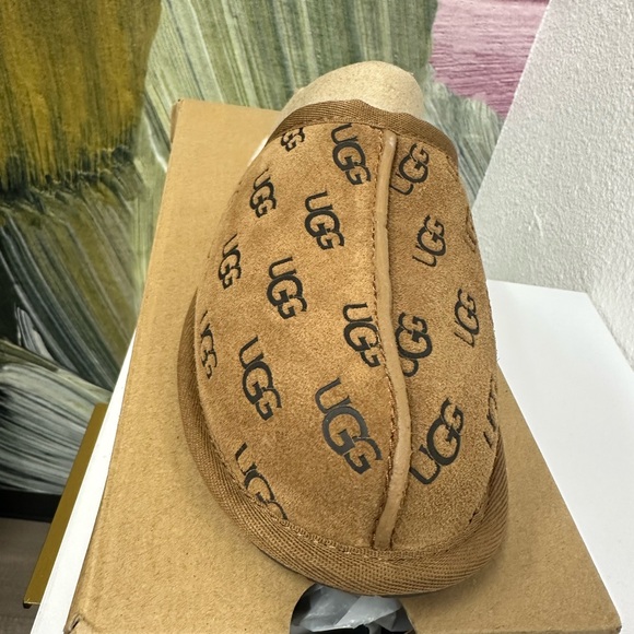 Woman’s UGG slippers - Picture 2 of 3